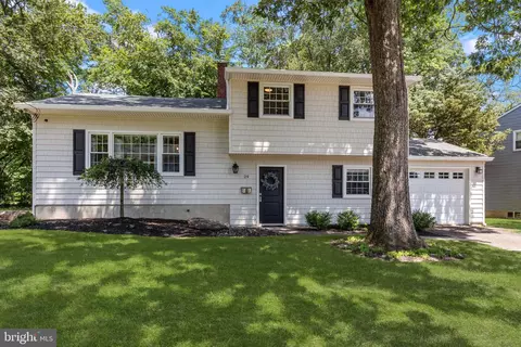 29 Hilltop Dr, Yardley, PA 19067