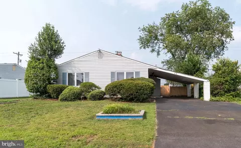 53 Pinewood Dr, Levittown, PA 19054