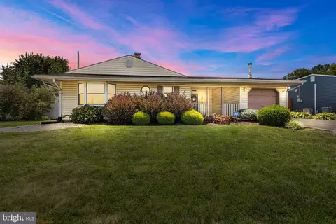 98 Pinewood Dr, Levittown, PA 19054