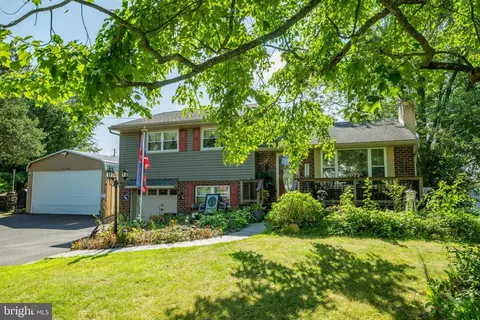 3 Haycock Dr, Kintnersville, PA 18930