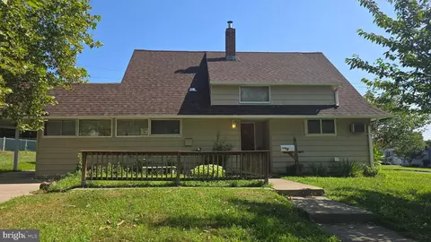 2 Aster Ln, Levittown, PA 19055
