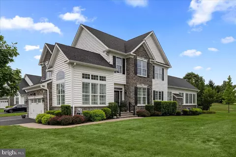 25 Hillyer Ln, Newtown, PA 18940