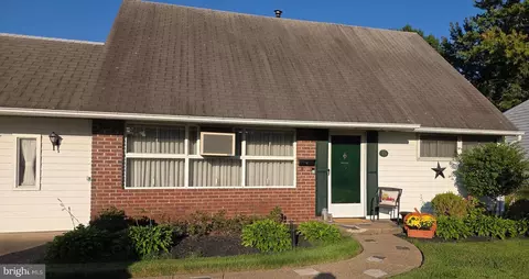 15 Venture Ln, Levittown, PA 19054