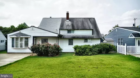 14 Appletree Dr, Levittown, PA 19055