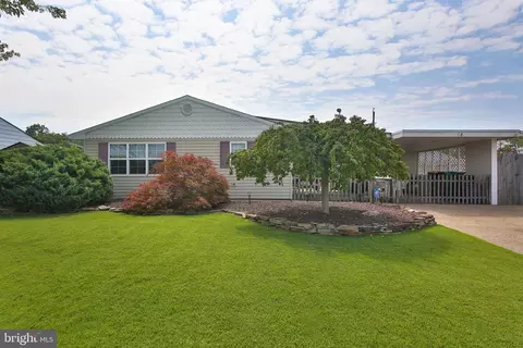 54 Leisure Ln, Levittown, PA 19054