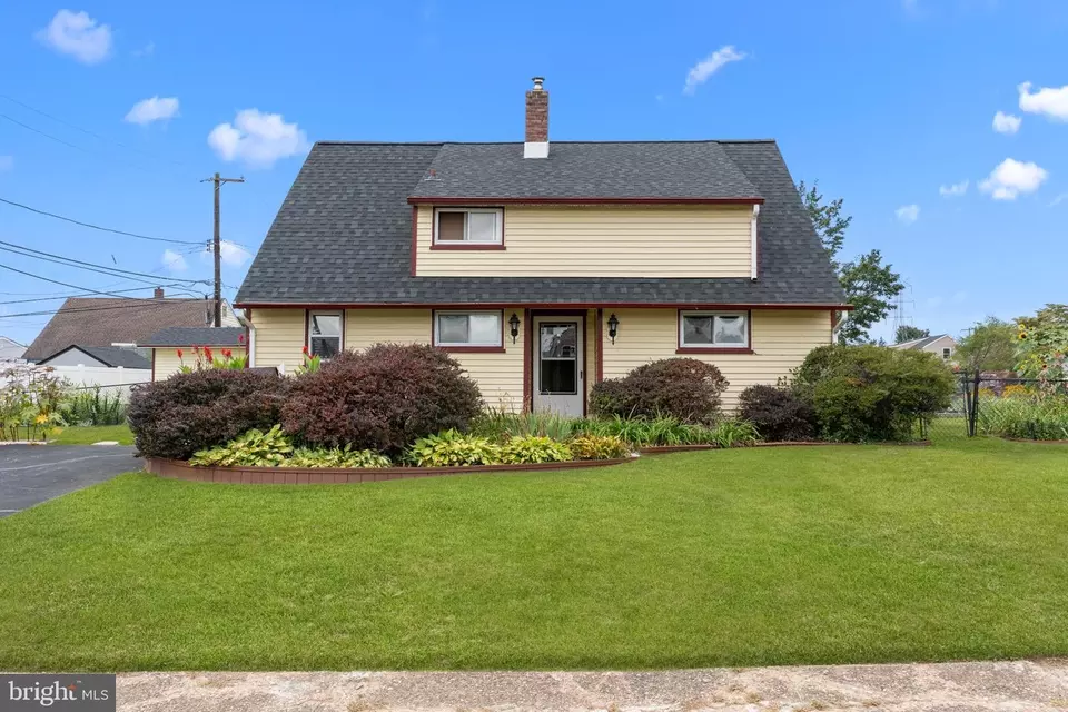Exterior - 67 Greenbriar Rd, Levittown, PA 19057 photo 2 of 6