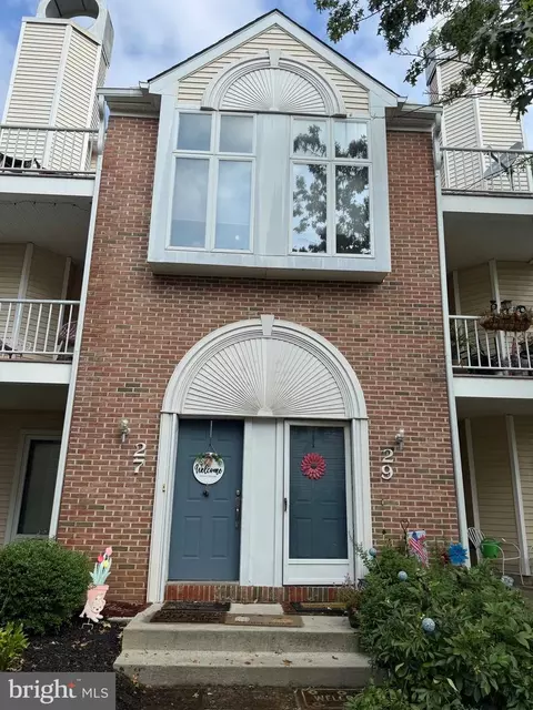 27 Natalie Ct, Levittown, PA 19057
