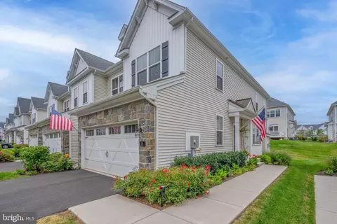 18 Lacey Ln, Warminster, PA 18974