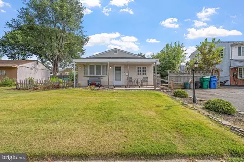 12 Marigold Cir, Levittown, PA 19054