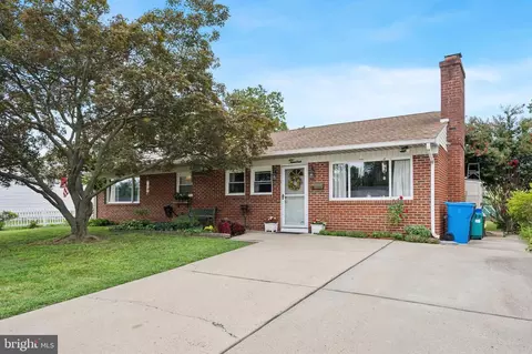 12 Old Pond Rd, Levittown, PA 19057