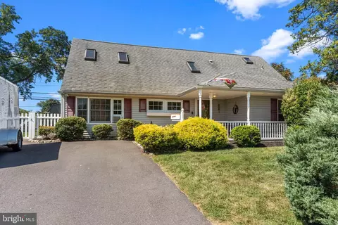 21 Downhill Rd, Levittown, PA 19056