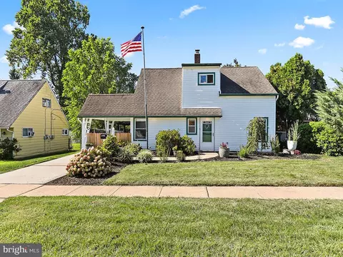 20 Appletree Dr, Levittown, PA 19055