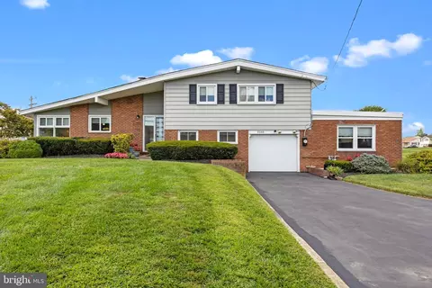 3166 Hulmeville Rd, Bensalem, PA 19020
