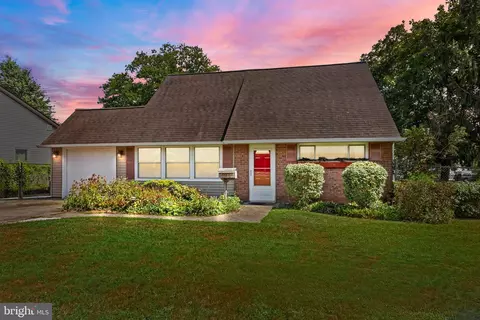 16 Vividleaf Ln, Levittown, PA 19054