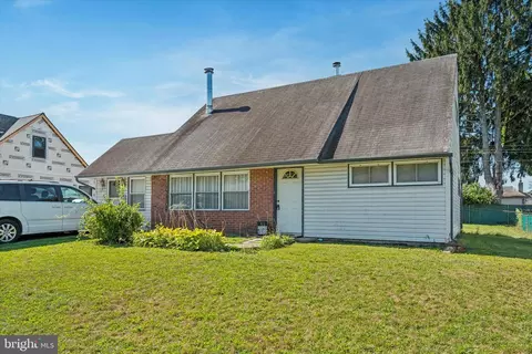31 Quickset Rd, Levittown, PA 19057