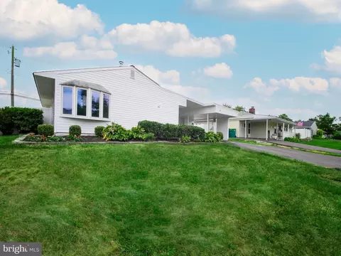 69 Tulip Ln, Levittown, PA 19054
