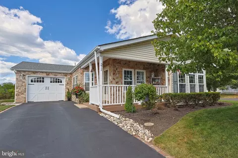 371 Countryside Cir, New Hope, PA 18938