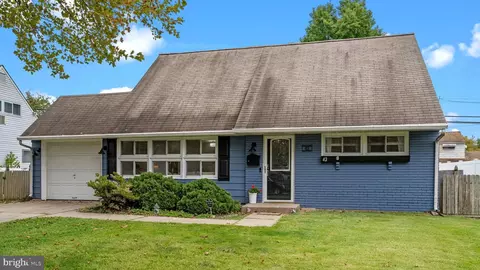 42 Kraft Ln, Levittown, PA 19055