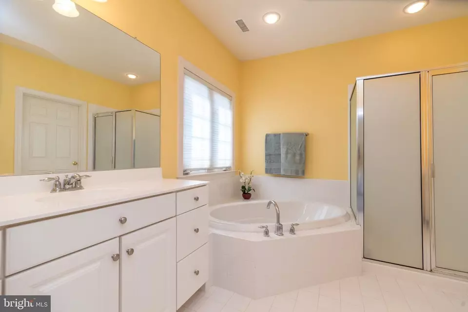 Bath - 1813 Sycamore Dr, Quakertown, PA 18951 photo 2 of 4