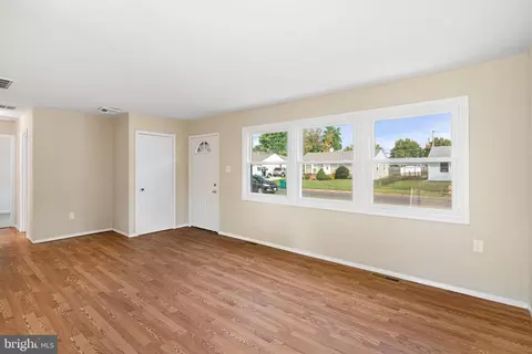 Living - 906 Stephen Ave, Croydon, PA 19021 photo 1 of 3