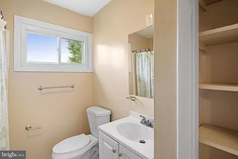 Bath - 906 Stephen Ave, Croydon, PA 19021 photo 1 of 1
