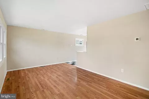 Living - 906 Stephen Ave, Croydon, PA 19021 photo 2 of 3