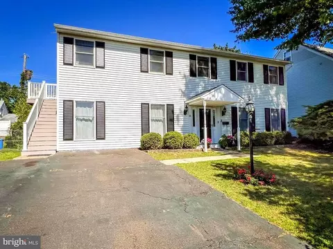 11 Vividleaf Ln, Levittown, PA 19054