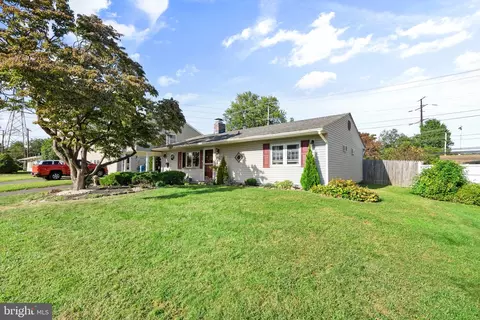 26 Gable Hill Rd, Levittown, PA 19057