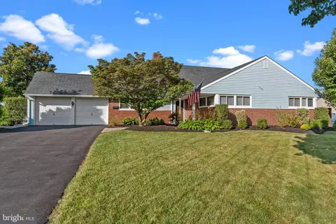 93 Flamehill Rd, Levittown, PA 19056
