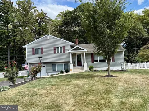 11 Edgemere Dr, Yardley, PA 19067