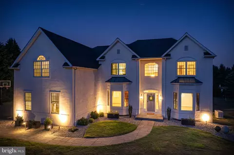2 Old Barn Ct, Newtown, PA 18940