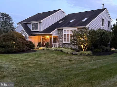 4 Gladiola Cir, Newtown, PA 18940