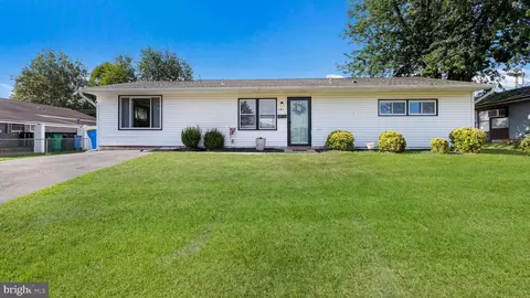 182 Crabtree Dr, Levittown, PA 19055