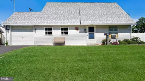 107 Hollow Rd, Levittown, PA 19056