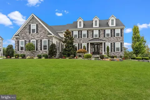 7 Grace Cir, Newtown, PA 18940