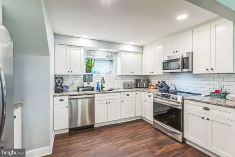 Entry Way - 414 Delaware Ave, Croydon, PA 19021 photo 5 of 11