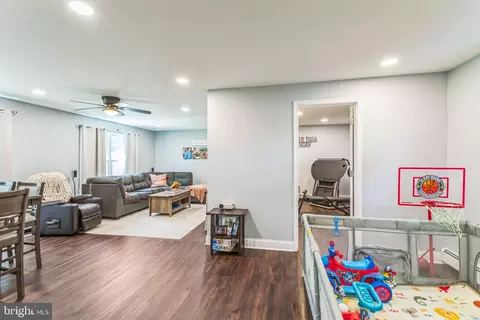 Entry Way - 414 Delaware Ave, Croydon, PA 19021 photo 2 of 11