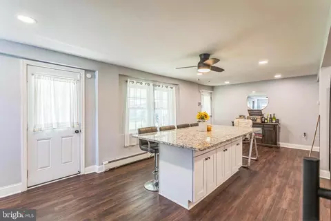 Entry Way - 414 Delaware Ave, Croydon, PA 19021 photo 7 of 11