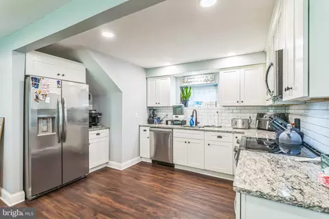 Entry Way - 414 Delaware Ave, Croydon, PA 19021 photo 4 of 11