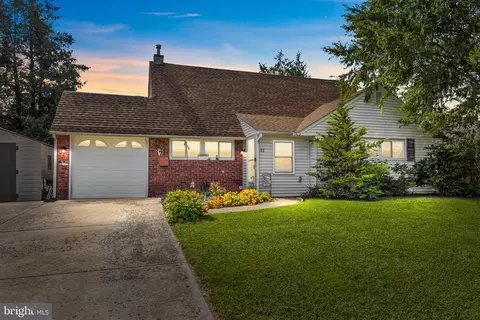 11 Hilltop Rd, Levittown, PA 19056