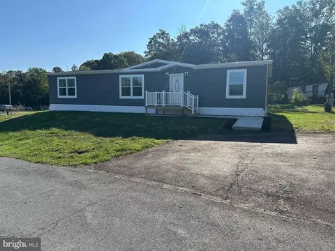 6 Evergreen Dr, Quakertown, PA 18951