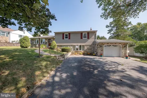 721 Buttercup Dr, Warminster, PA 18974