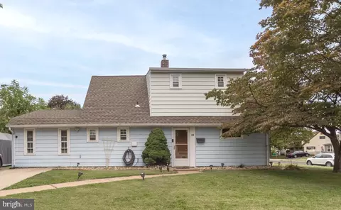 20 New School Ln, Levittown, PA 19054