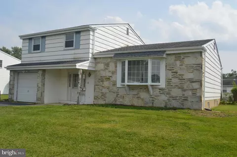 3255 Parkview Dr, Bensalem, PA 19020