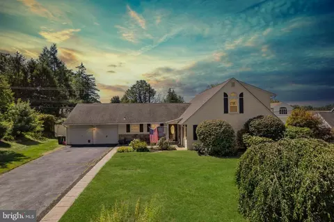 75 Flamehill Rd, Levittown, PA 19056