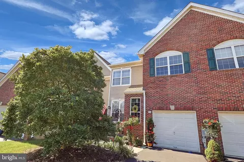 90 Dispatch Dr, Washington Crossing, PA 18977