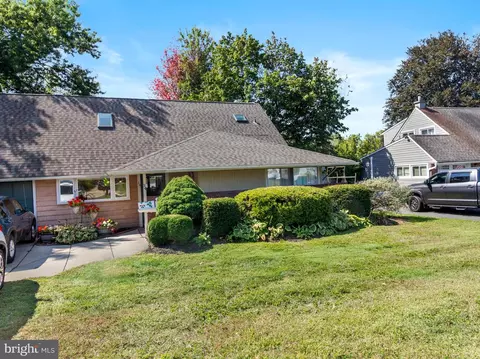 14 Harp Rd, Levittown, PA 19056