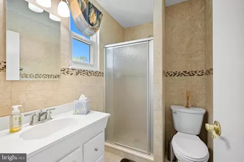 Bath - 564 Byron Rd, Warminster, PA 18974 photo 2 of 3