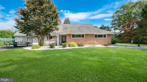 2 Firebush Rd, Levittown, PA 19056