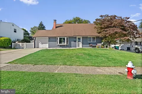 10 Thistle Rd, Levittown, PA 19056